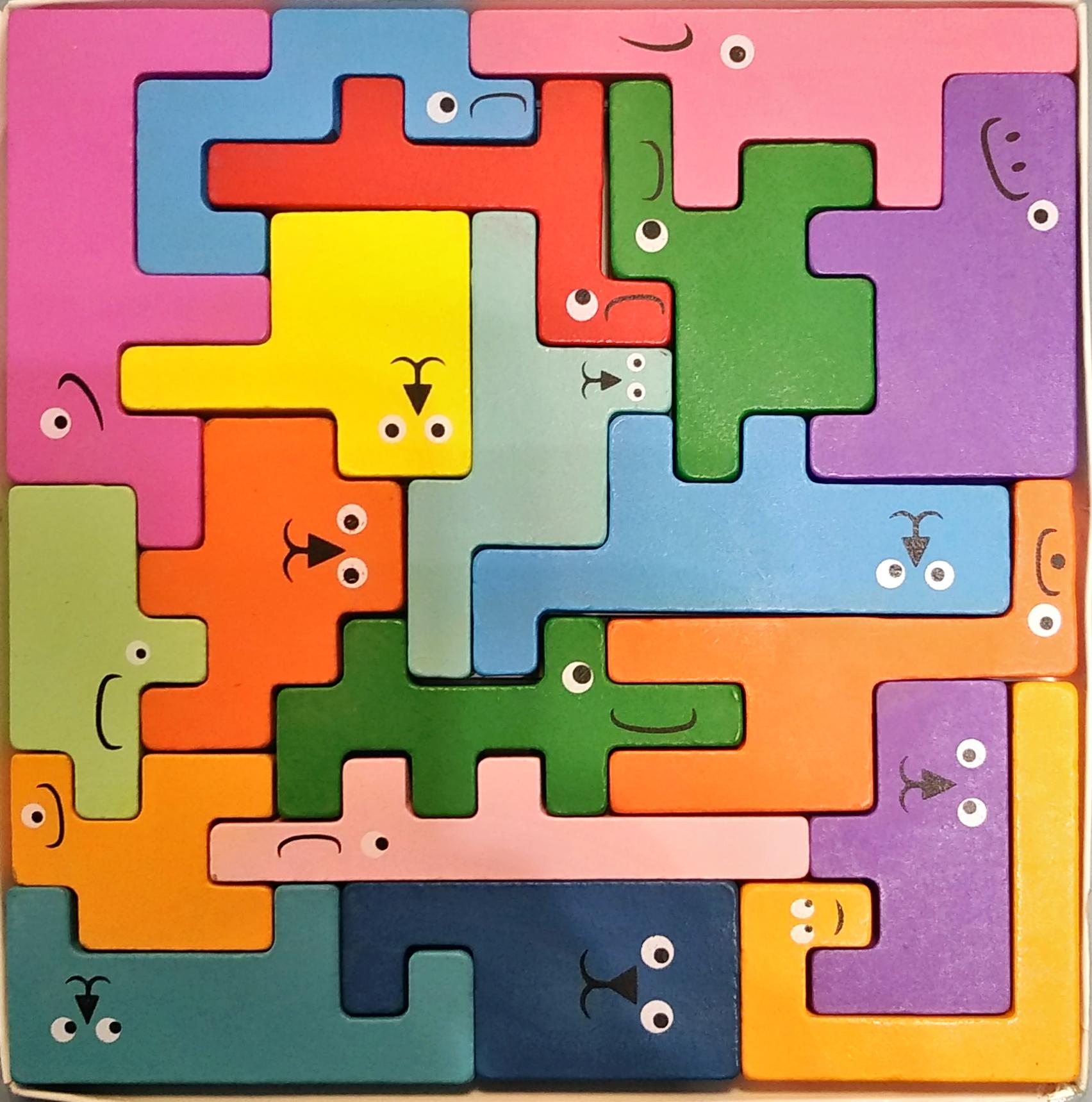 PUZZLE FORMES ET LOGIQUE<br>Référence ludothèque : 4456<br>1 à  joueur(s) <br>Vous devez disposer 19 pièces de de puzzle afin que le plateau carré soit entièrement rempli. Des formes tracés sur le plateau vont aider les enfants plus jeunes.